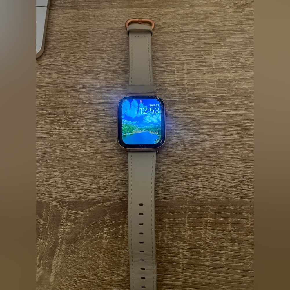 Apple Watch Series 4 Rose Gold- works perfect with cracked screen